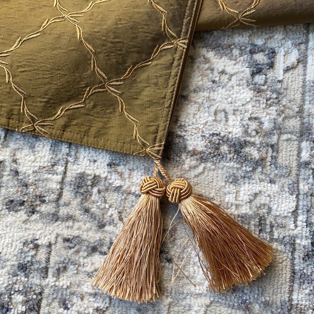 Table Runner - Picture 2 of 9